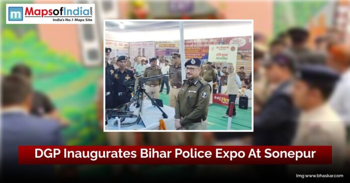 WhatsApp Image 2025-11-18 at 17.04.29_3079c9db Police officers standing near a display of weapons at the Bihar Police Expo in Sonepur, with the DGP present during the event’s inauguration.