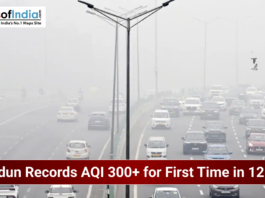 Traffic moving on a highway in Dehradun under heavy smog, highlighting severe air pollution as the city records AQI above 300